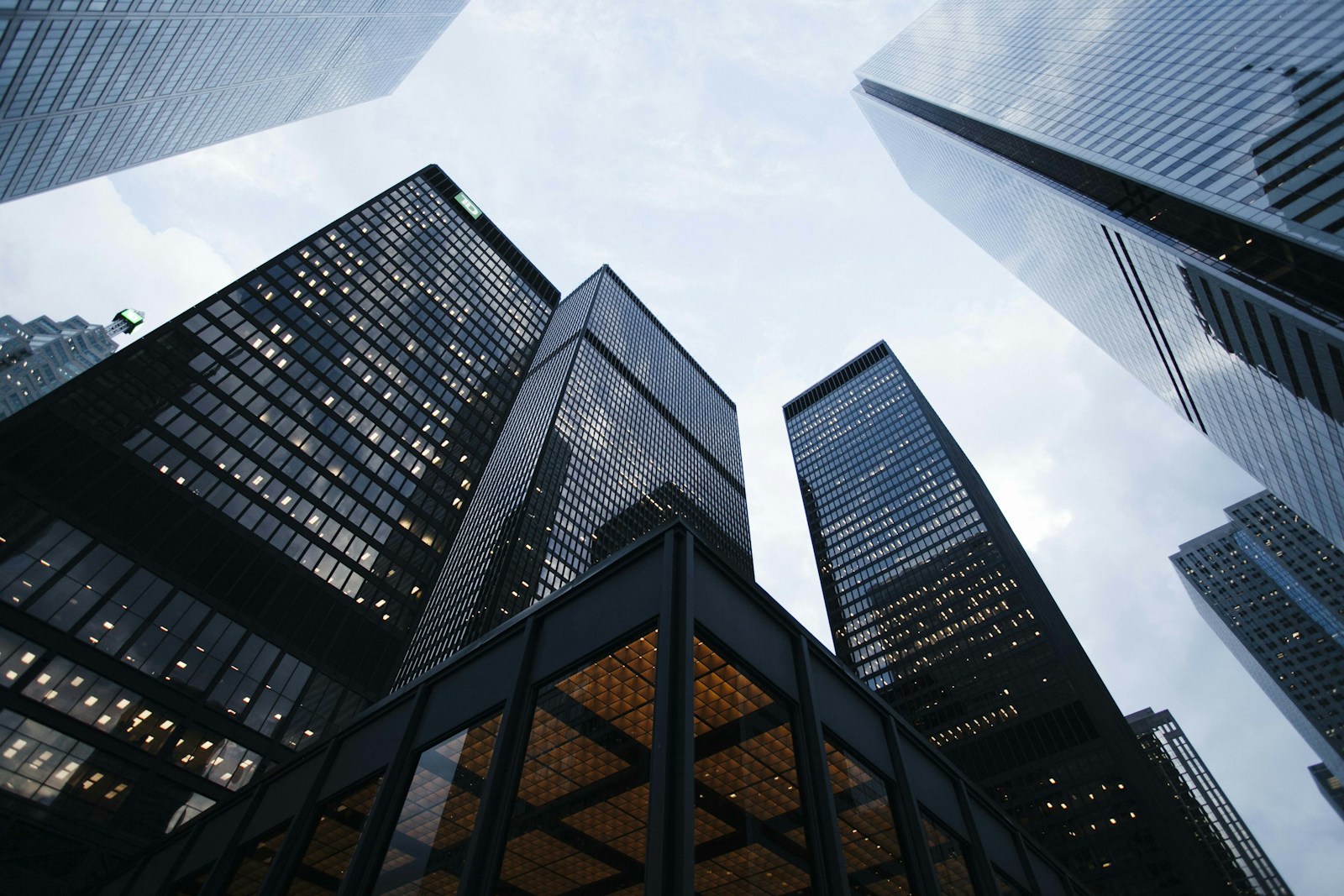 Architecture de bureaux contemporains aux façades vitrées