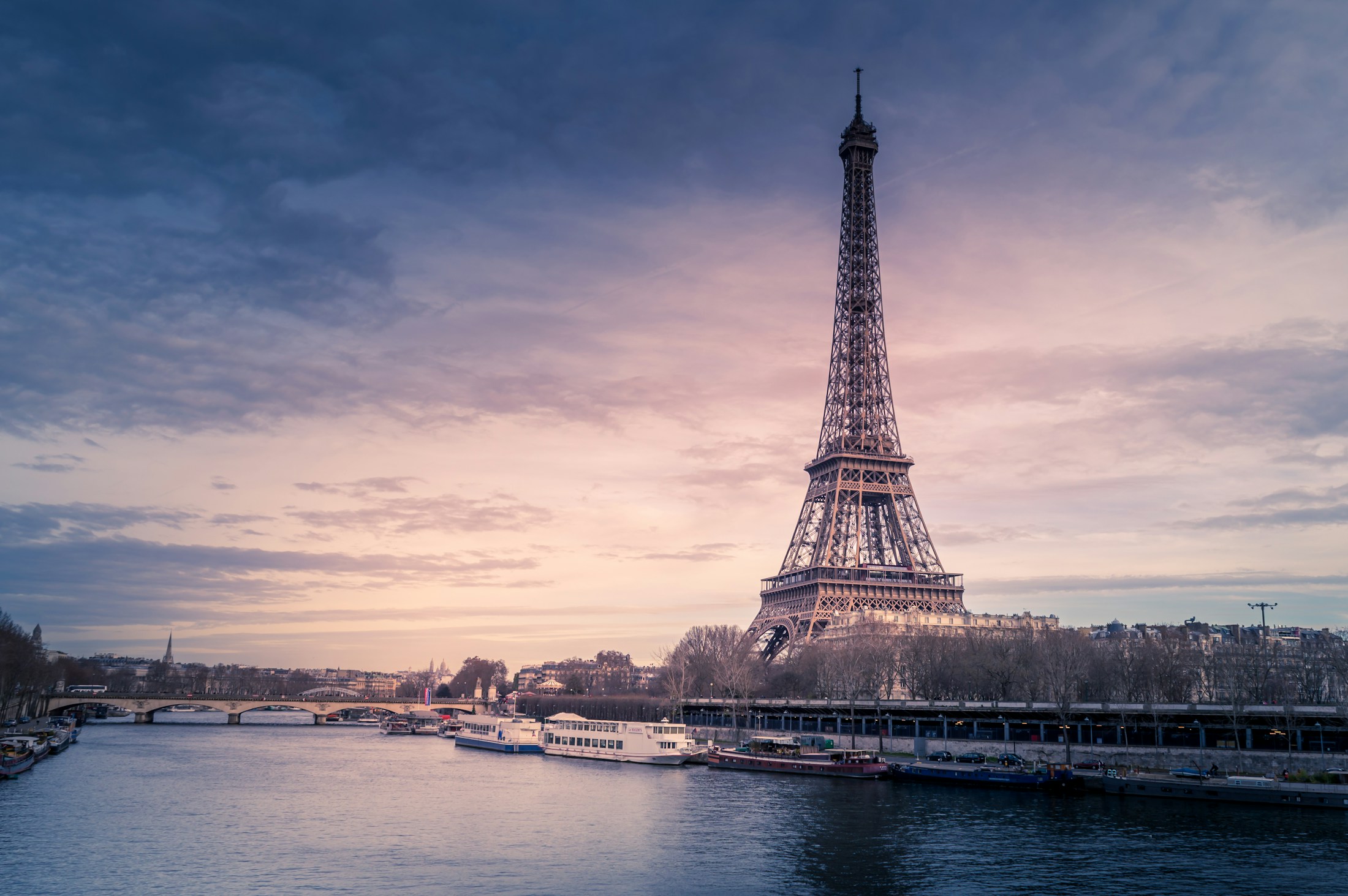 Vue panoramique de Paris et de la tour Eiffel au coucher du soleil